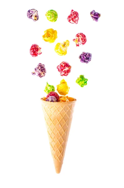 Färgad popcorn på vit bakgrund — Stockfoto