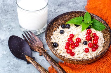 Çilek ile yulaf gevreği, süt cam