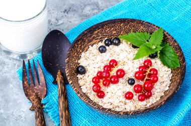 Çilek ile yulaf gevreği, süt cam