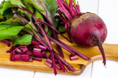 Pancar olgun mor yeşil yaprakları ile