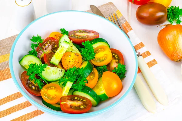 Дієтичний салат з помідорів та огірків — стокове фото