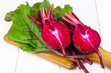 Pancar olgun mor yeşil yaprakları ile