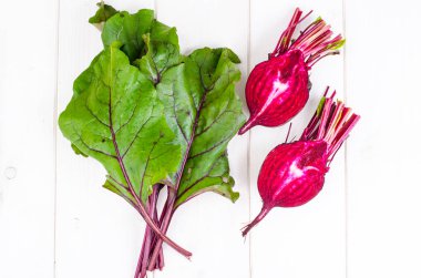 Pancar olgun mor yeşil yaprakları ile