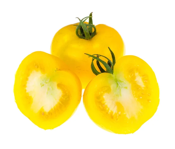 Helften van gele tomaten geïsoleerd op wit — Stockfoto