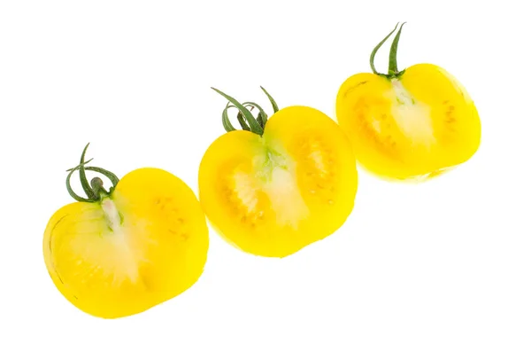 Moitiés de tomates jaunes isolées sur blanc — Photo