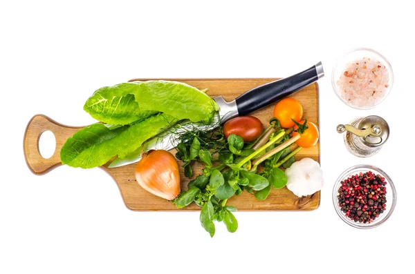 Tabla de cortar con hierbas y verduras frescas — Foto de Stock