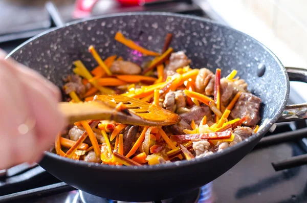 Vlees met groenten in koekenpan wok op fornuis — Stockfoto