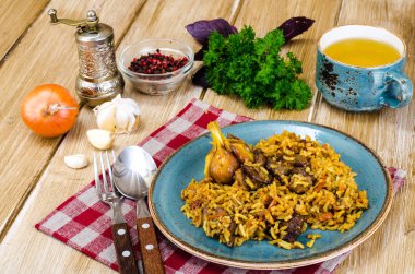 Mavi tabak pilav ve et ile