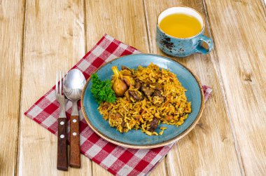 Mavi tabak pilav ve et ile
