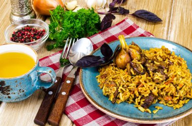 Mavi tabak pilav ve et ile