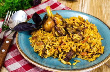 Mavi tabak pilav ve et ile