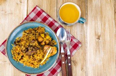 Mavi tabak pilav ve et ile