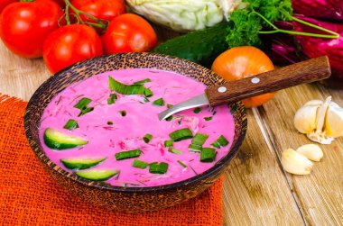 Vejetaryen Pancar çorbası yeşil soğan ile