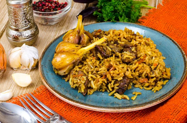 Mavi tabak pilav ve et ile