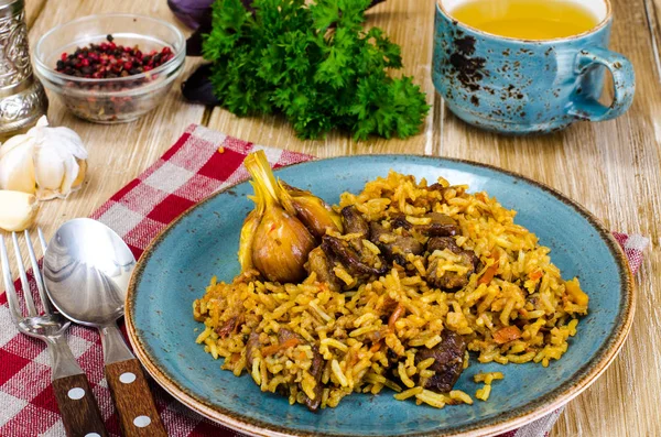 Mavi tabak pilav ve et ile