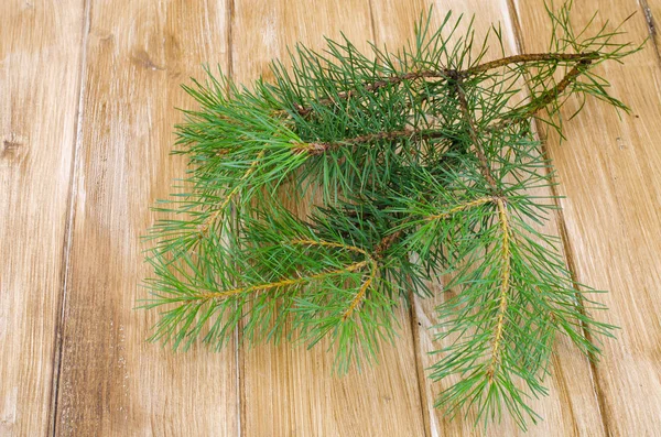 Ветви ели, сосны на деревянном фоне для макета Рождества — стоковое фото