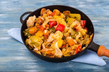 Tavada haşlanmış sebze karışımı