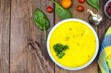 Ispanak ve ahşap masa üzerinde domates ile krem krem çorbası