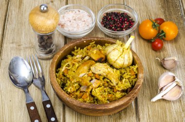 Pilav tavuk eti ve ahşap kase sarımsak ile