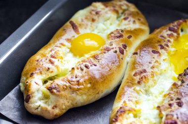 Acara khachapuri. Yumurta ile Gürcü geleneksel Ulusal peynir ekmek