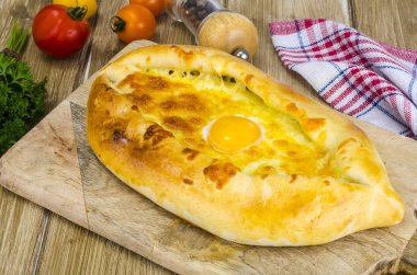 Peynir ve yumurta ahşap tahta üzerinde sıcak khachapuri