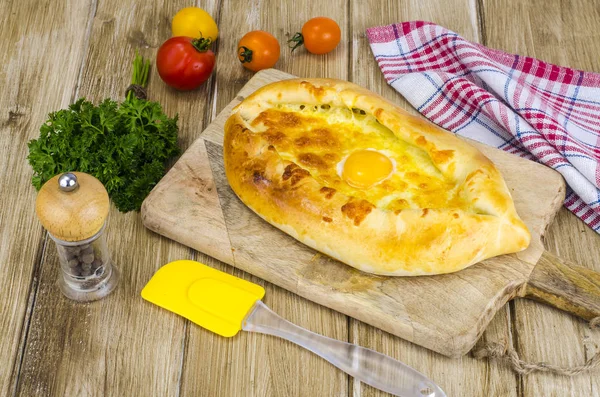 Peynir ve yumurta ahşap tahta üzerinde sıcak khachapuri