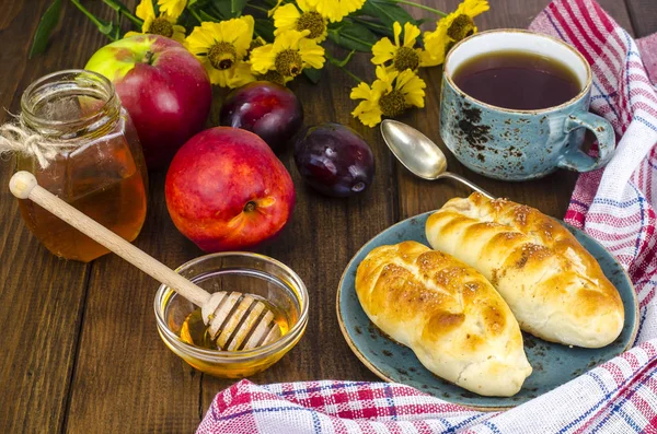 Домашні пиріжки з яблучною начинкою — стокове фото