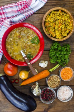 Mercimek ve pirinç geleneksel Doğu yemekleri