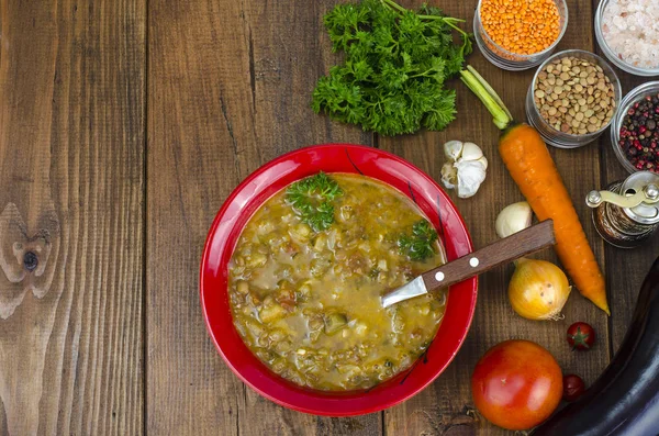 Овощной суп с чечевицей и баклажанами — стоковое фото