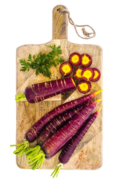 Фіолетова морква на білому тлі — стокове фото