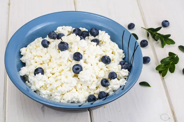 Frischer rustikaler Quark mit Blaubeeren — Stockfoto