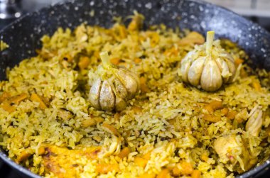 Havuç ve tavada et ile pilav