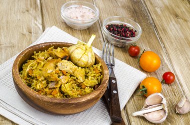 Pilav tavuk eti ve ahşap kase sarımsak ile