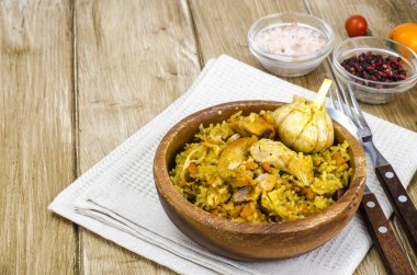 Pilav tavuk eti ve ahşap kase sarımsak ile