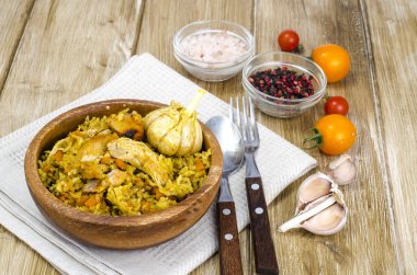 Pilav tavuk eti ve ahşap kase sarımsak ile