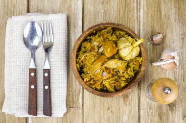 Pilav tavuk eti ve ahşap kase sarımsak ile