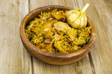 Pilav tavuk eti ve ahşap kase sarımsak ile