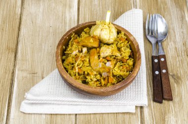 Pilav tavuk eti ve ahşap kase sarımsak ile