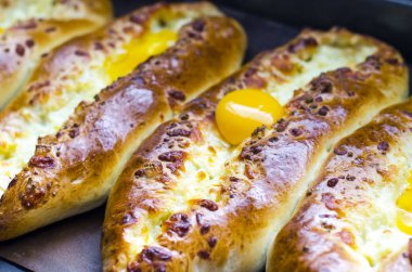 Acara khachapuri. Yumurta ile Gürcü geleneksel Ulusal peynir ekmek