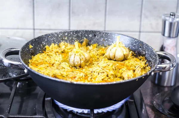 Pilaf met wortelen en vlees in de koekenpan — Stockfoto