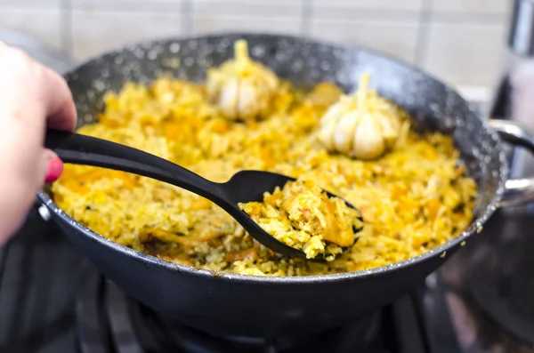 Pilaf met wortelen en vlees in de koekenpan — Stockfoto