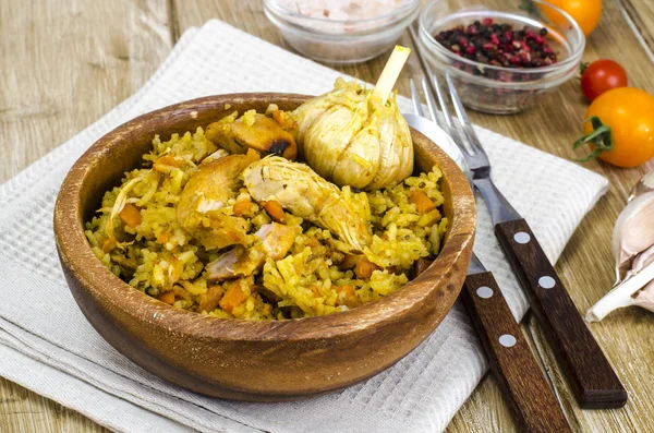 Rice with chicken meat and garlic in wooden bowl — Stock Photo, Image