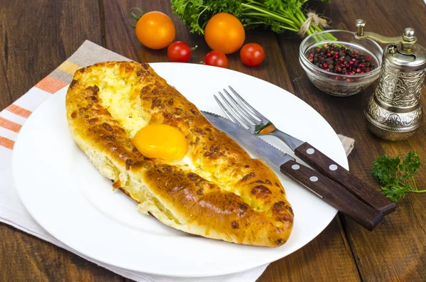 Adjarian khachapuri. pain au fromage national traditionnel géorgien avec oeuf — Photo