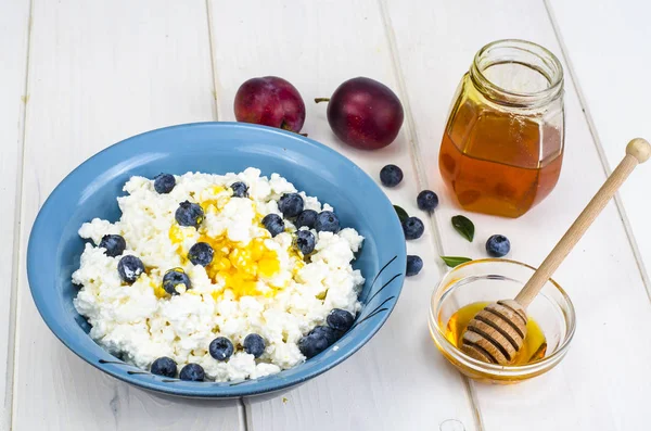 Productos lácteos en alimentos dietéticos. Queso cottage con bayas frescas y miel — Foto de Stock