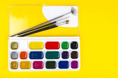 Okul sanat çizmek için renkli boyalar