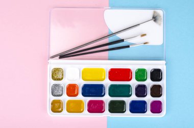 Okul sanat çizmek için renkli boyalar