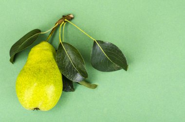 Tatlı olgun meyve parlak kağıt arka plan üzerinde