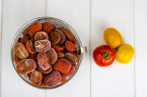 Rote reife gefrorene Tomate — Stockfoto