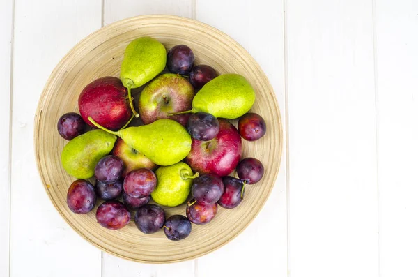 Reife Früchte auf Holzteller — Stockfoto