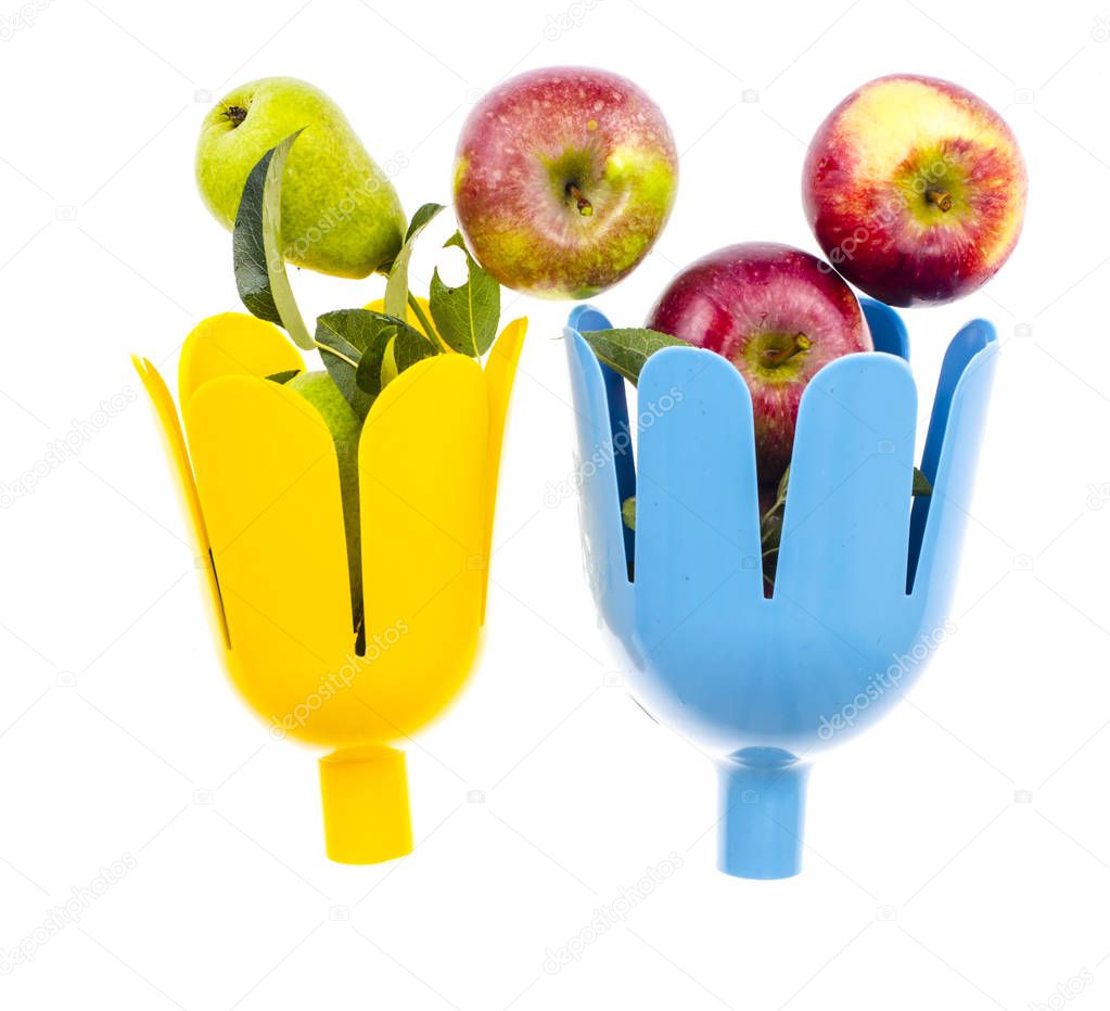 Plastic device for harvesting fruit trees